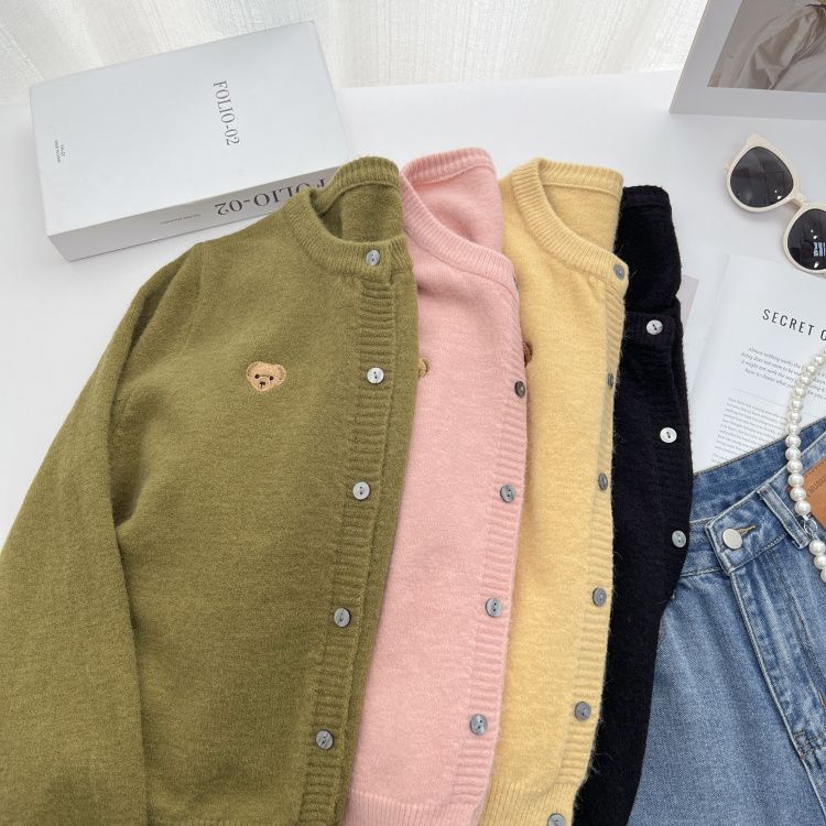 小熊刺绣圆领针织开衫外套女十三行设计感小众桐乡濮院衫秋冬