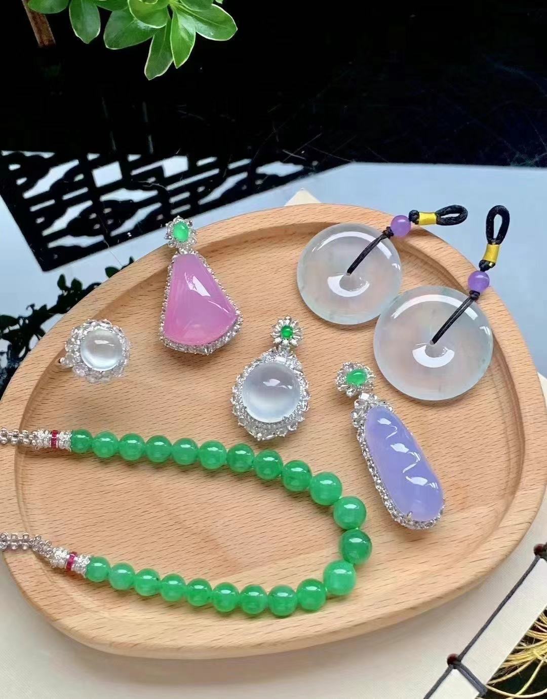 天然A货翡翠18K镶气质款颈饰（多样性发货只发其一）