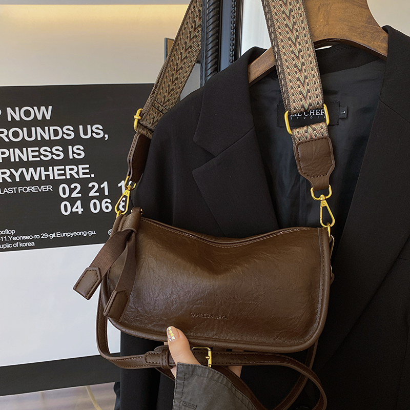 ins斜挎包百搭休闲女包2024早秋新款洋气枕头包时尚简约斜挎包