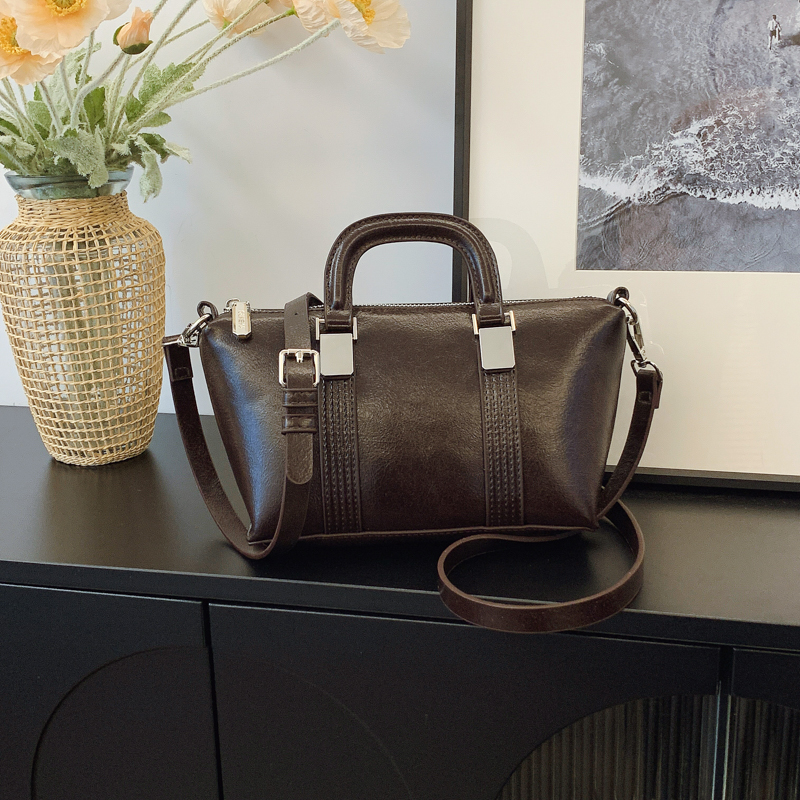 高级感复古小包包女2025春夏爆款时尚单肩斜挎包简约潮流枕头包