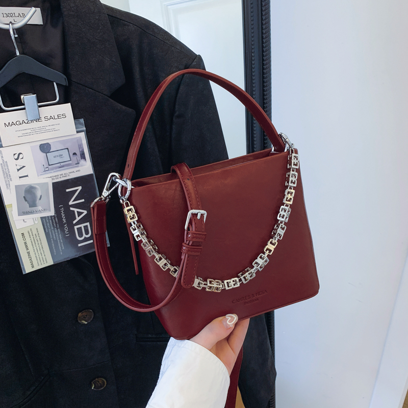 手提红色水桶包女夏季秋新款韩版潮流时尚单肩包小众高级感斜挎包
