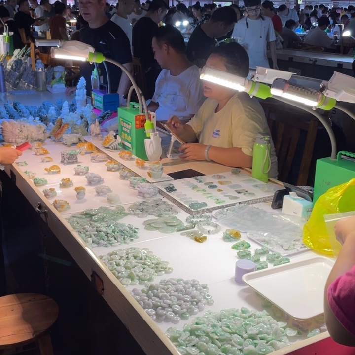 定制翡翠未镶嵌源头市场，现金收获