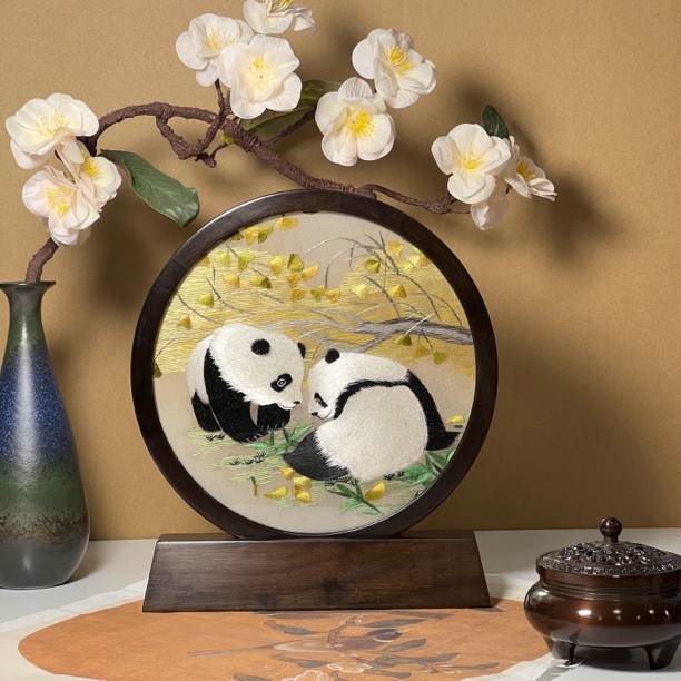 非遗纯手工双面绣金丝柚木摆件