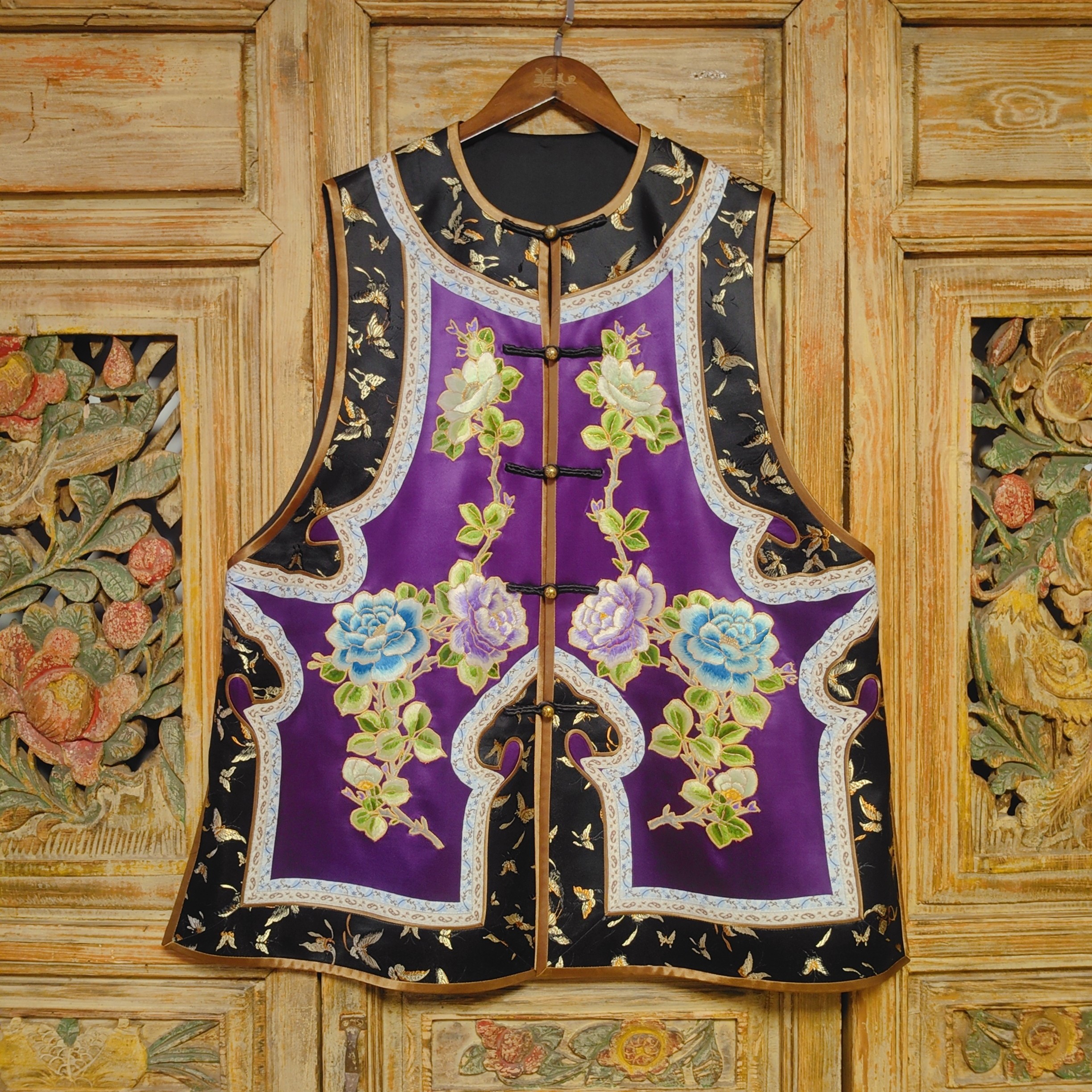 美旦老绣。清期复刻手工老绣花朵圆领对襟中长款坎肩马甲深紫色