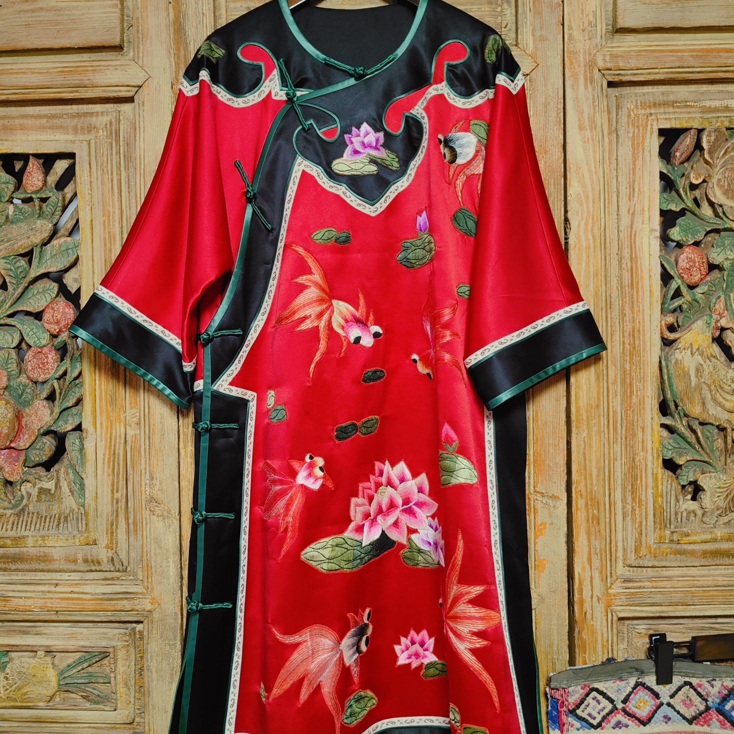 美旦老绣。清期复刻手工老绣金鱼莲花中长款连衣裙如意云肩红黑