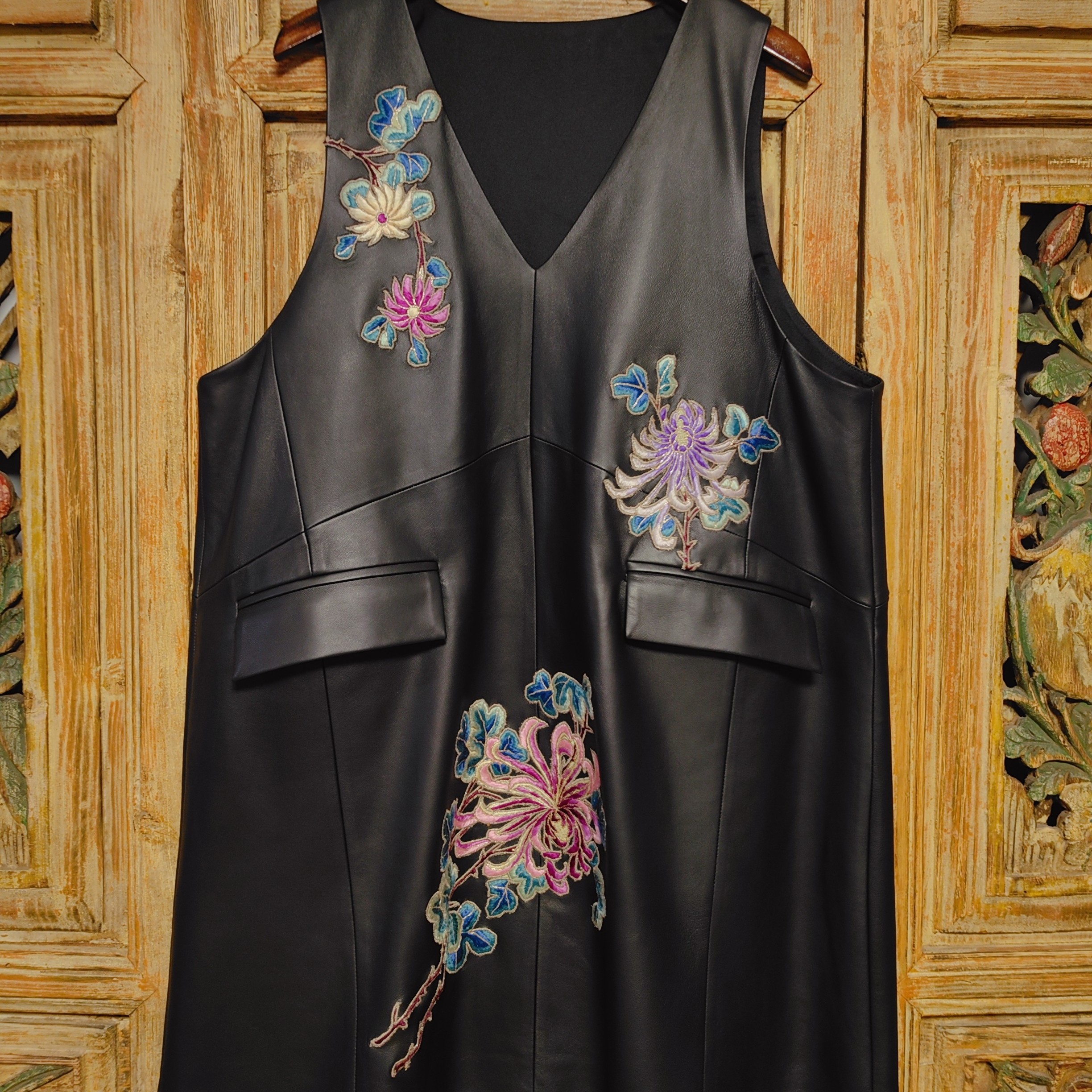 美旦老绣。原创设计民族风手工老绣花朵皮衣连衣裙坎肩大V领中长款