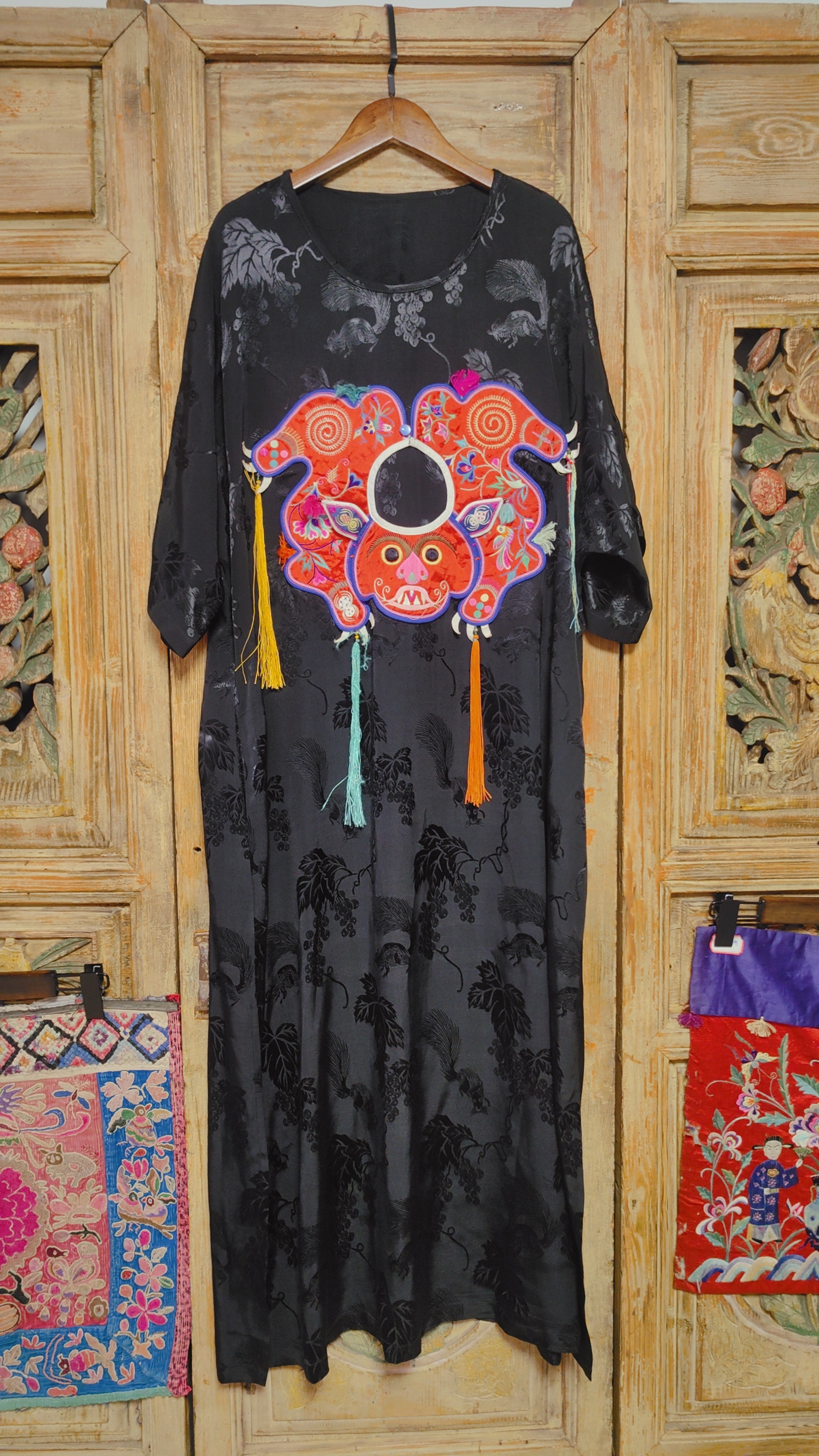 美旦老绣。民族风手工老绣小老虎连衣裙夏款单层黑色圆领长袍