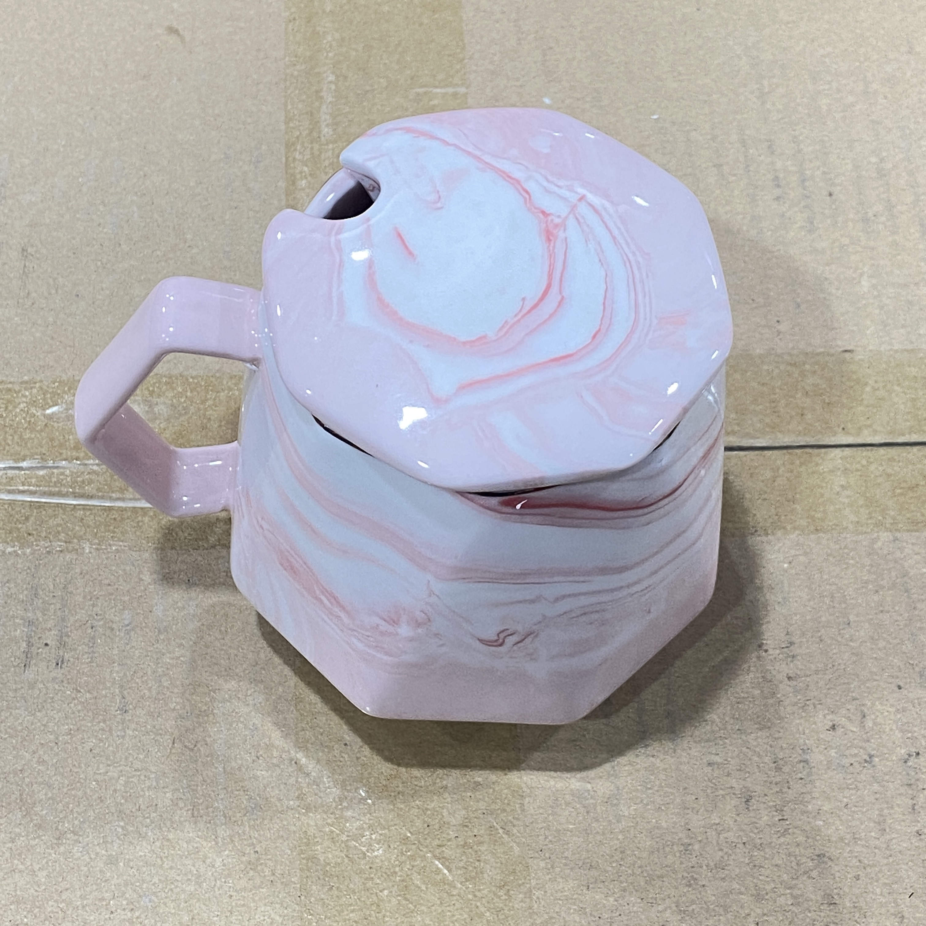 B23-38 粉色水杯 有盖 微瑕疵 不接受中差评 介意勿拍