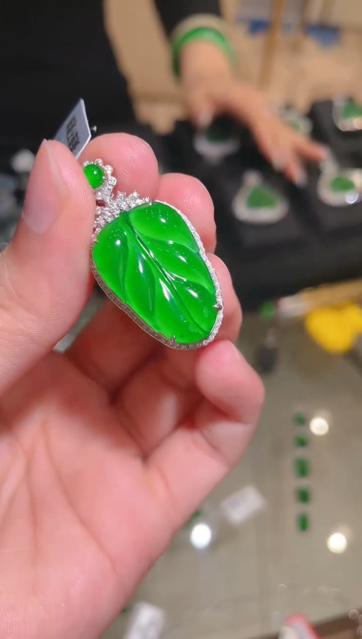 【闪购商品】翡翠吊坠18K金镶嵌天然翡翠A货吊坠多样性发