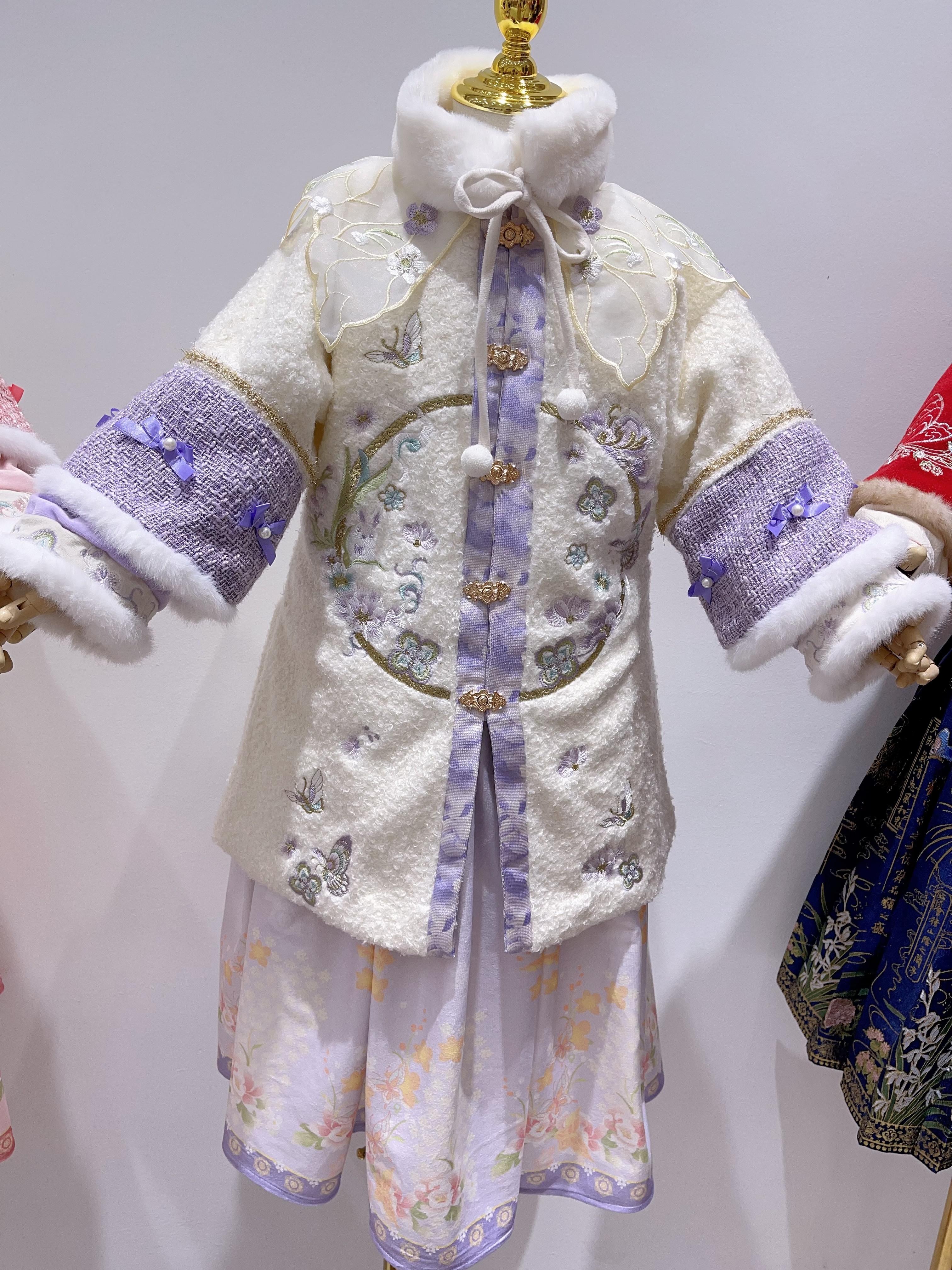 汉服拜年服，重工刺绣加云肩