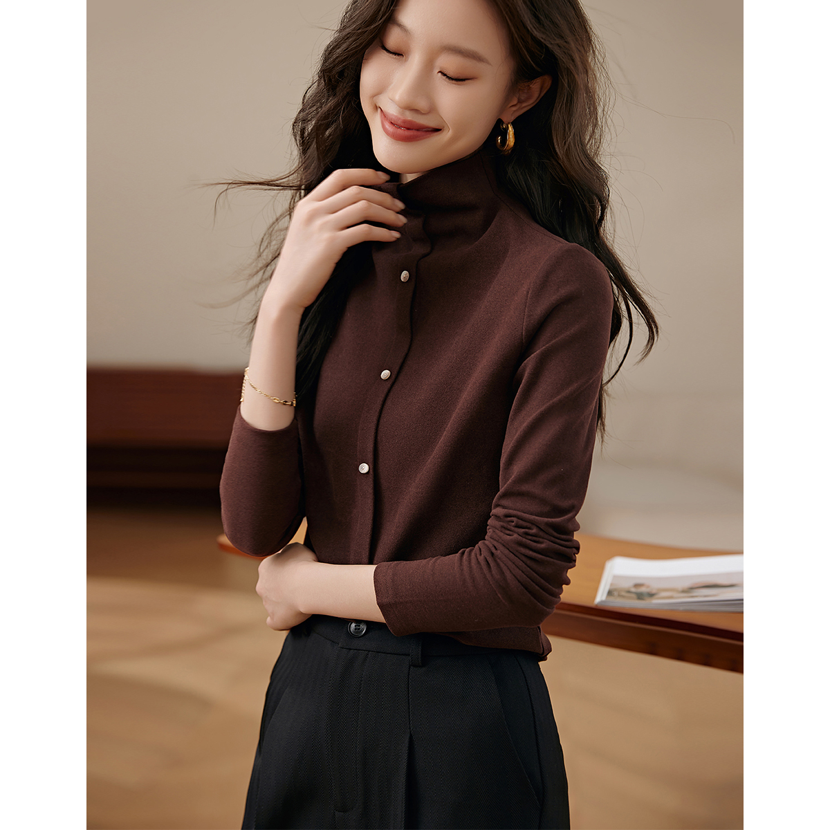沫晗依美2025冬款时尚内搭保暖舒适半高领纽扣装饰显瘦款打底衫女