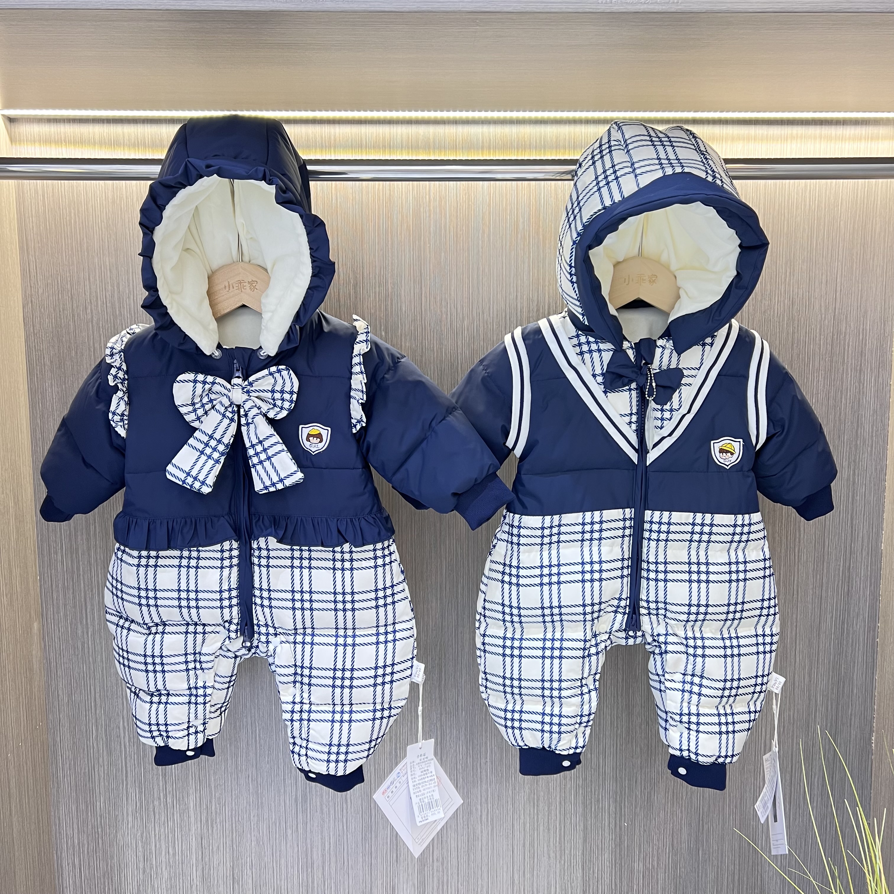 （小乖家）新款男宝冬季宝宝格子学院风羽绒连体衣66-90码MK34313