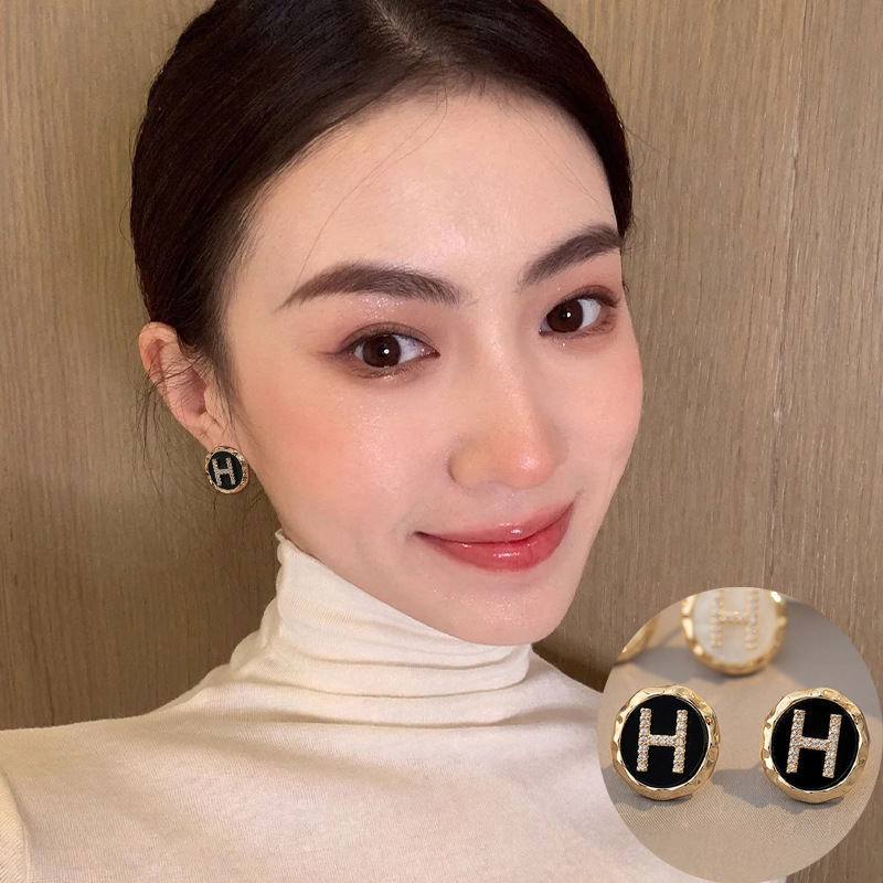 时尚百搭字母耳钉女2024年新款s时尚针耳环小众高级感轻奢耳饰品