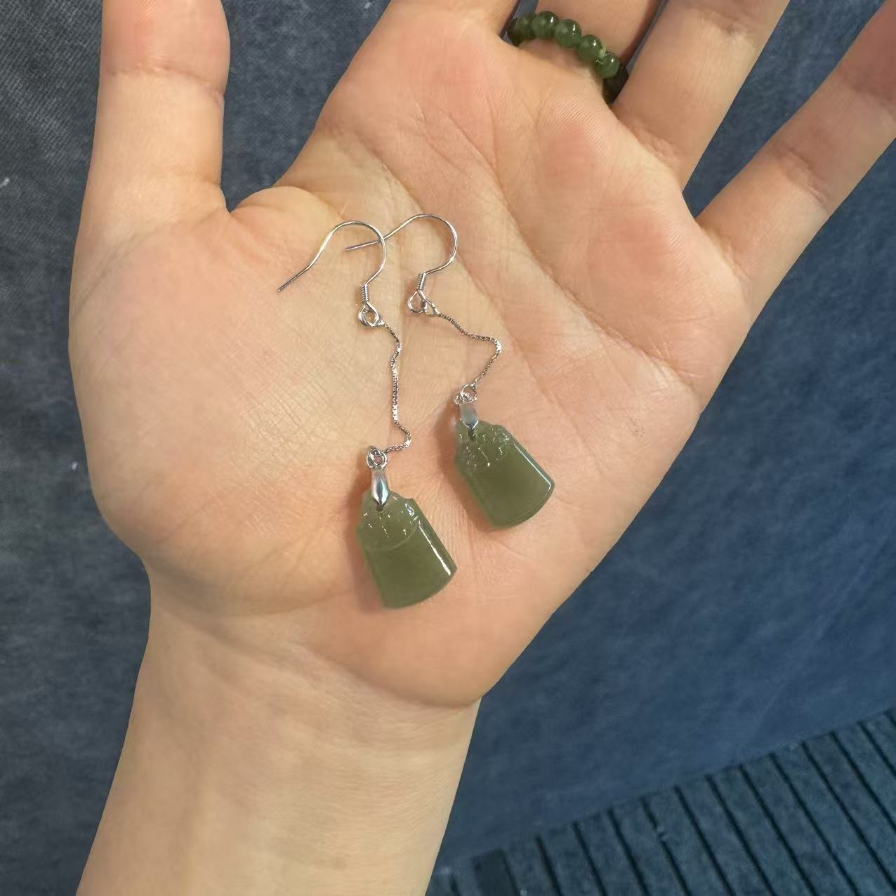 【平安无事】 正色湖水绿平安无事牌耳链 天然和田玉时尚百搭