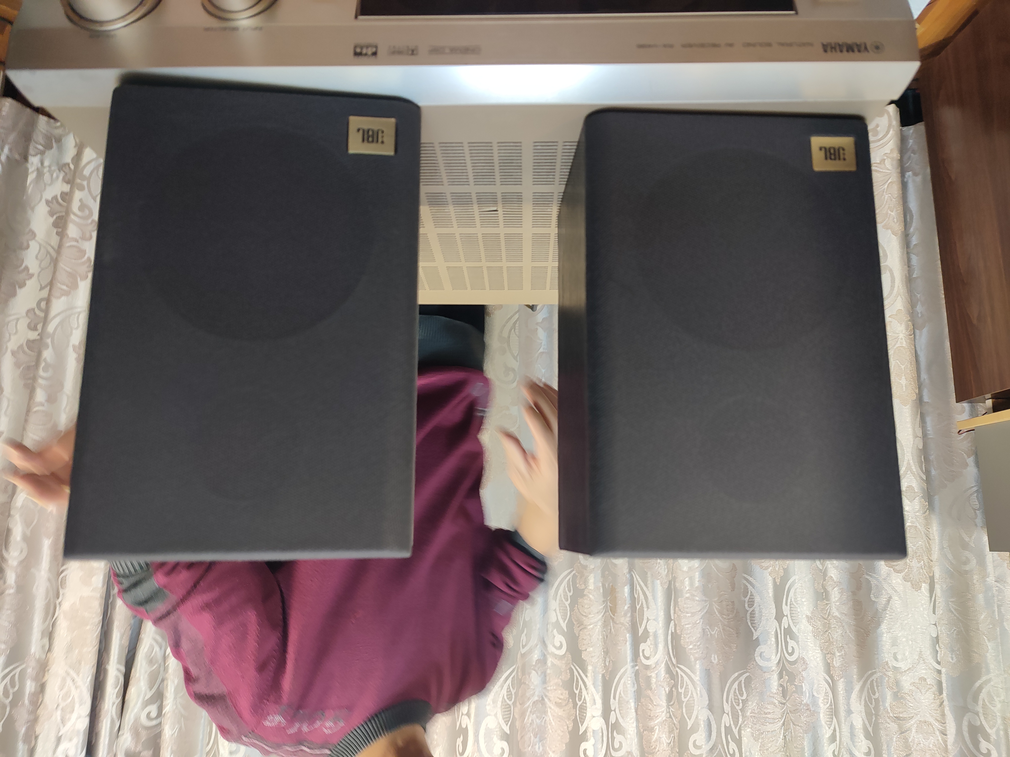 80新  JBL环绕箱一对，运费自理，不支持7天无理由退换。