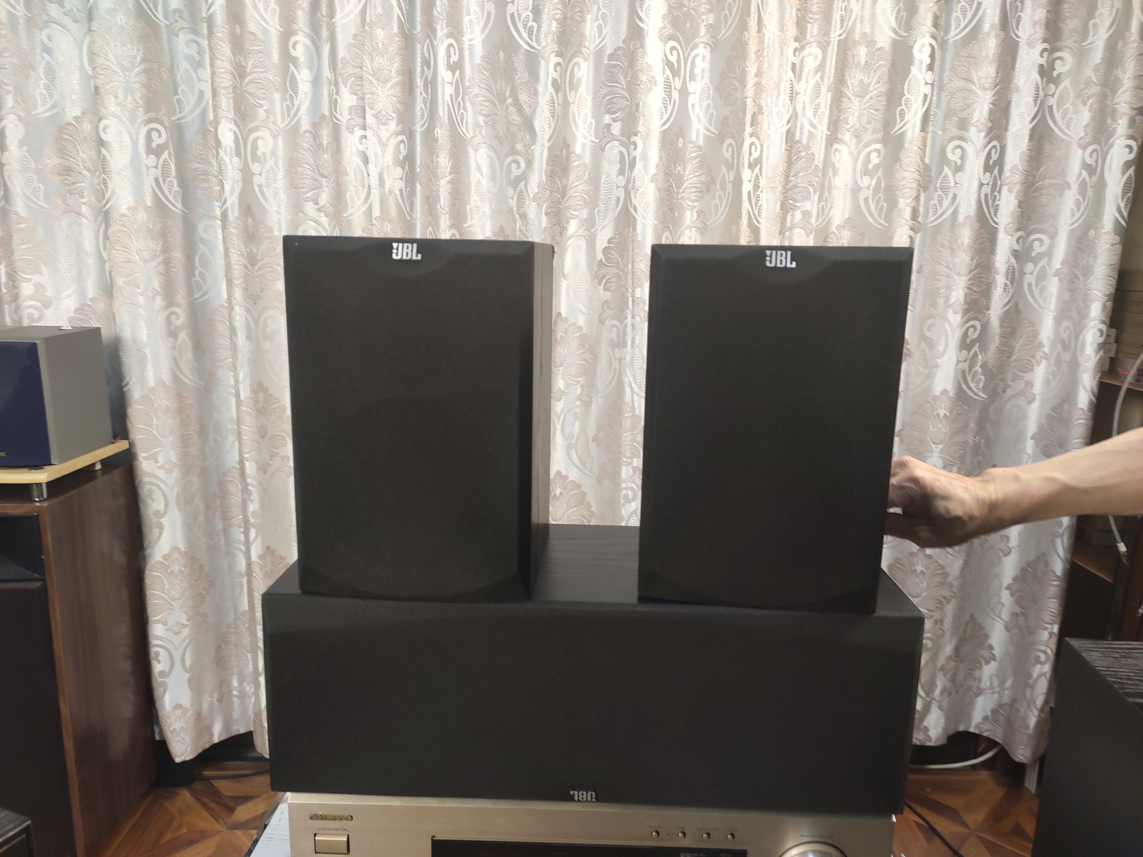 80新  JBL30中置环绕，运费自理，不支持7天无理由退货。