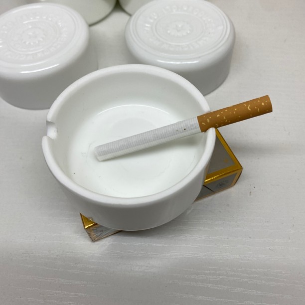 飞天酒瓶创意烟灰缸，乳白色洁净亮丽瓶底花纹高端奢华酒瓶烟灰缸