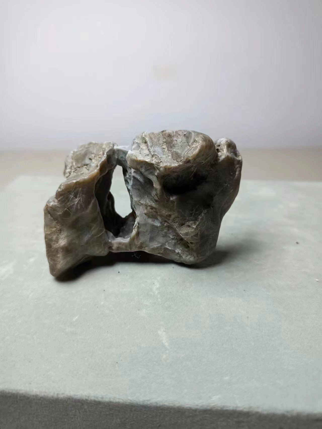 阿拉善本地彩色石手把件