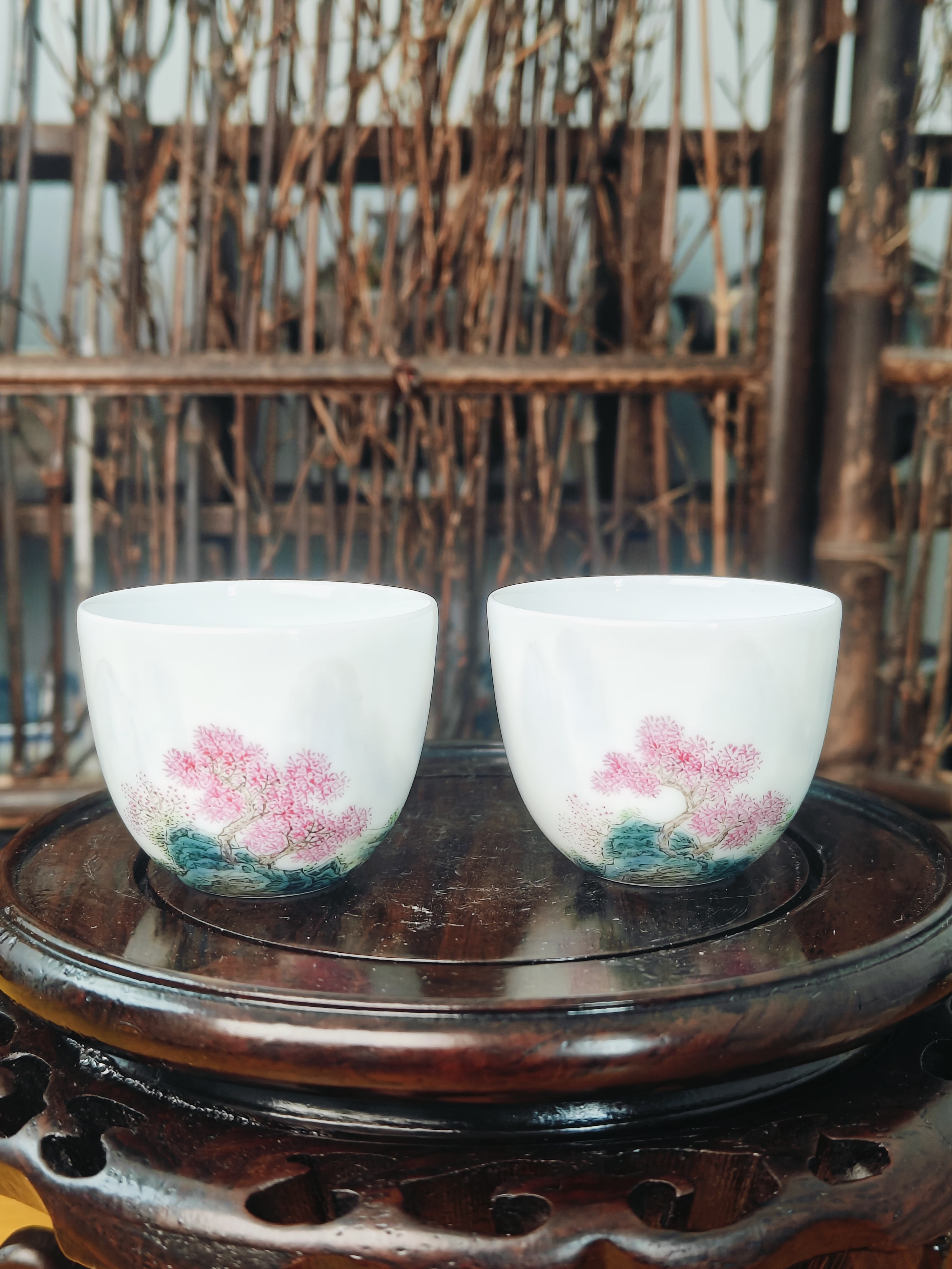 粉彩青绿山水对杯。高度3.5cm。口径4.5cm。容量28mL