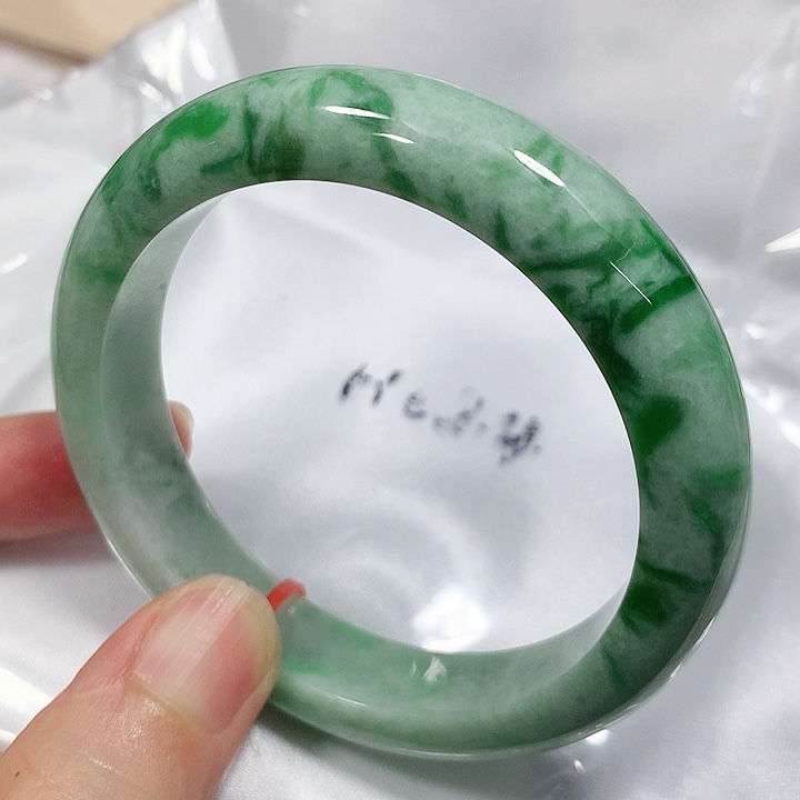 翡翠手镯未镶嵌翡翠手镯