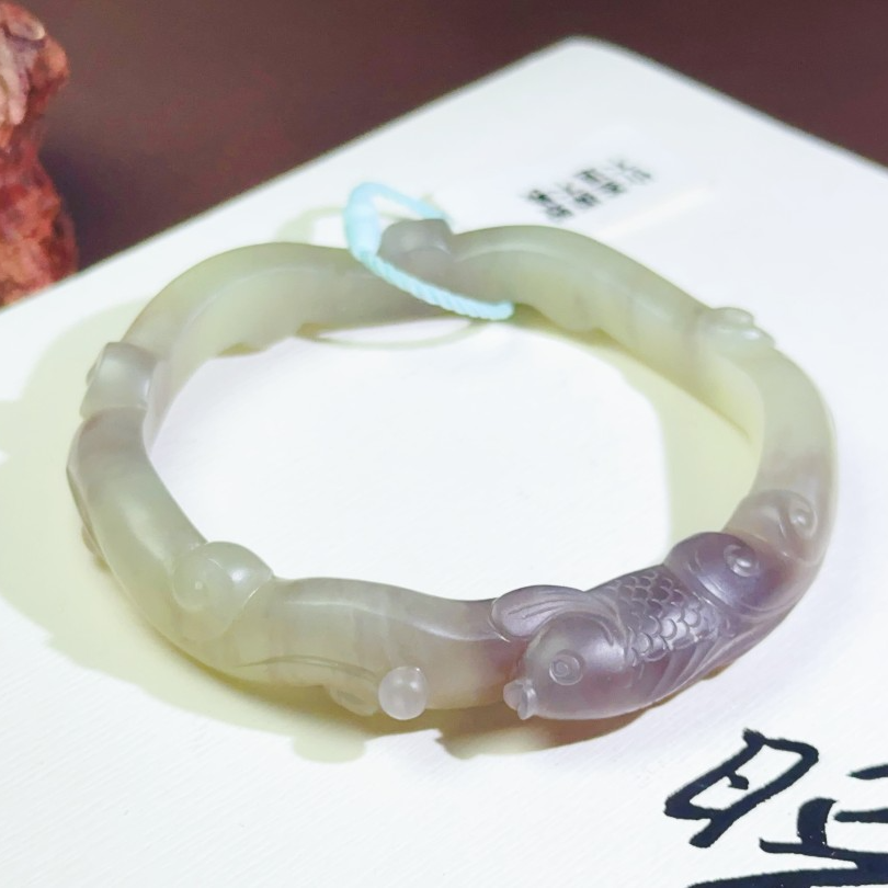 和田玉烟紫手镯雕花俏色