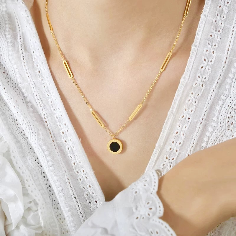 钛钢项链 757黑白双面罗马数字圆牌吊坠项链女气质百搭轻奢锁骨链