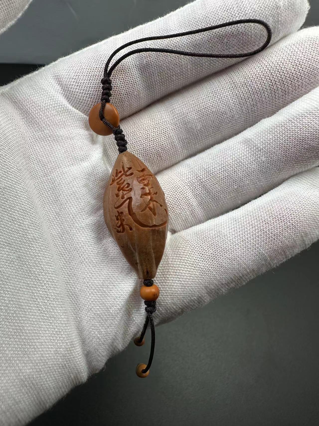 橄榄核雕单籽紫气东来