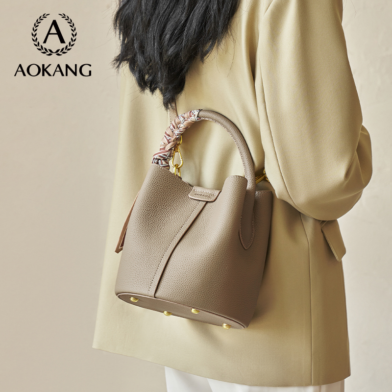 奥康2026新款女头层皮时尚休闲荔枝纹手提水桶包大象灰百搭斜挎包