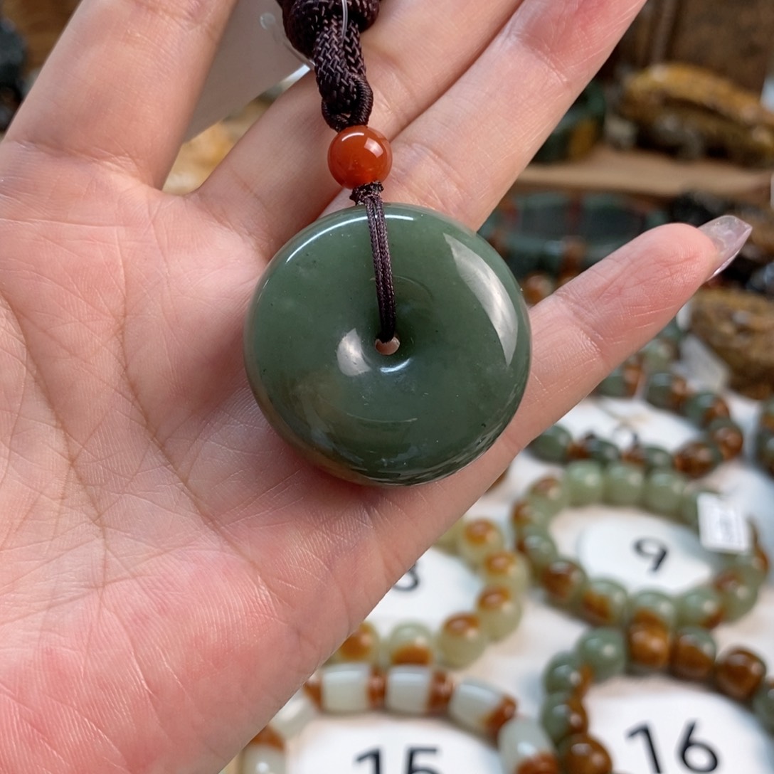 透闪石质玉吊坠未镶嵌