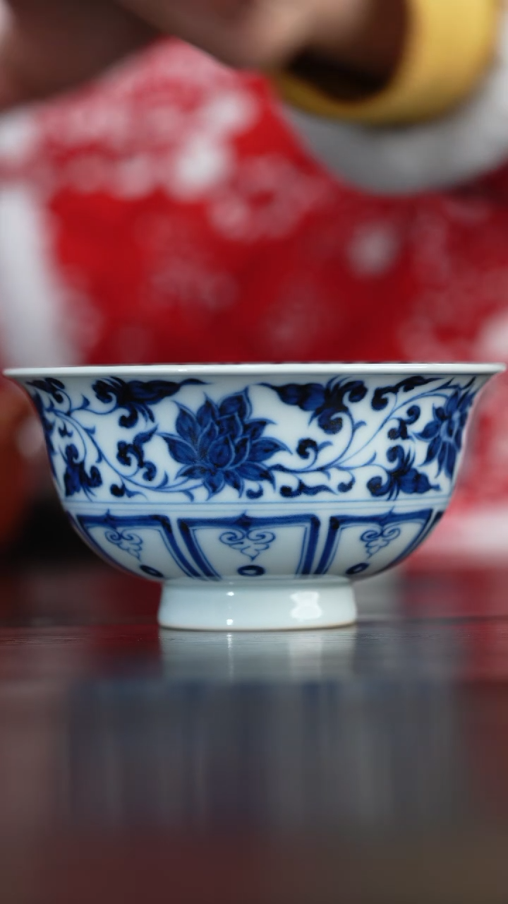 【闪购商品】瓷瓷片青履元青花内模印缠枝莲杯