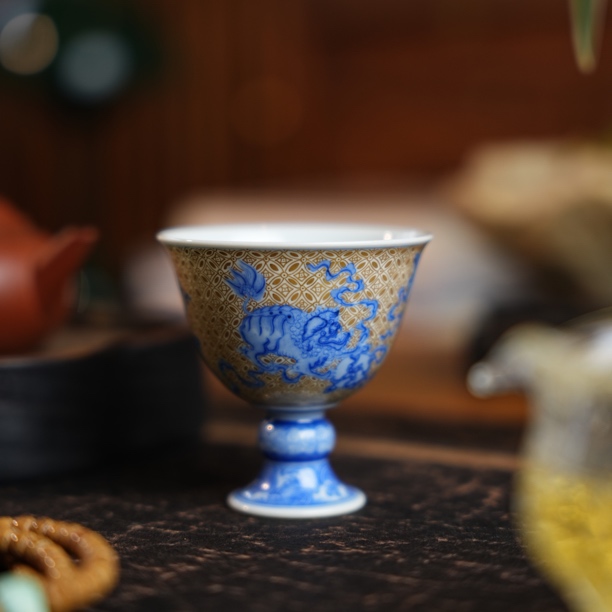 慕胤堂金地描金狮子纹饰主人杯