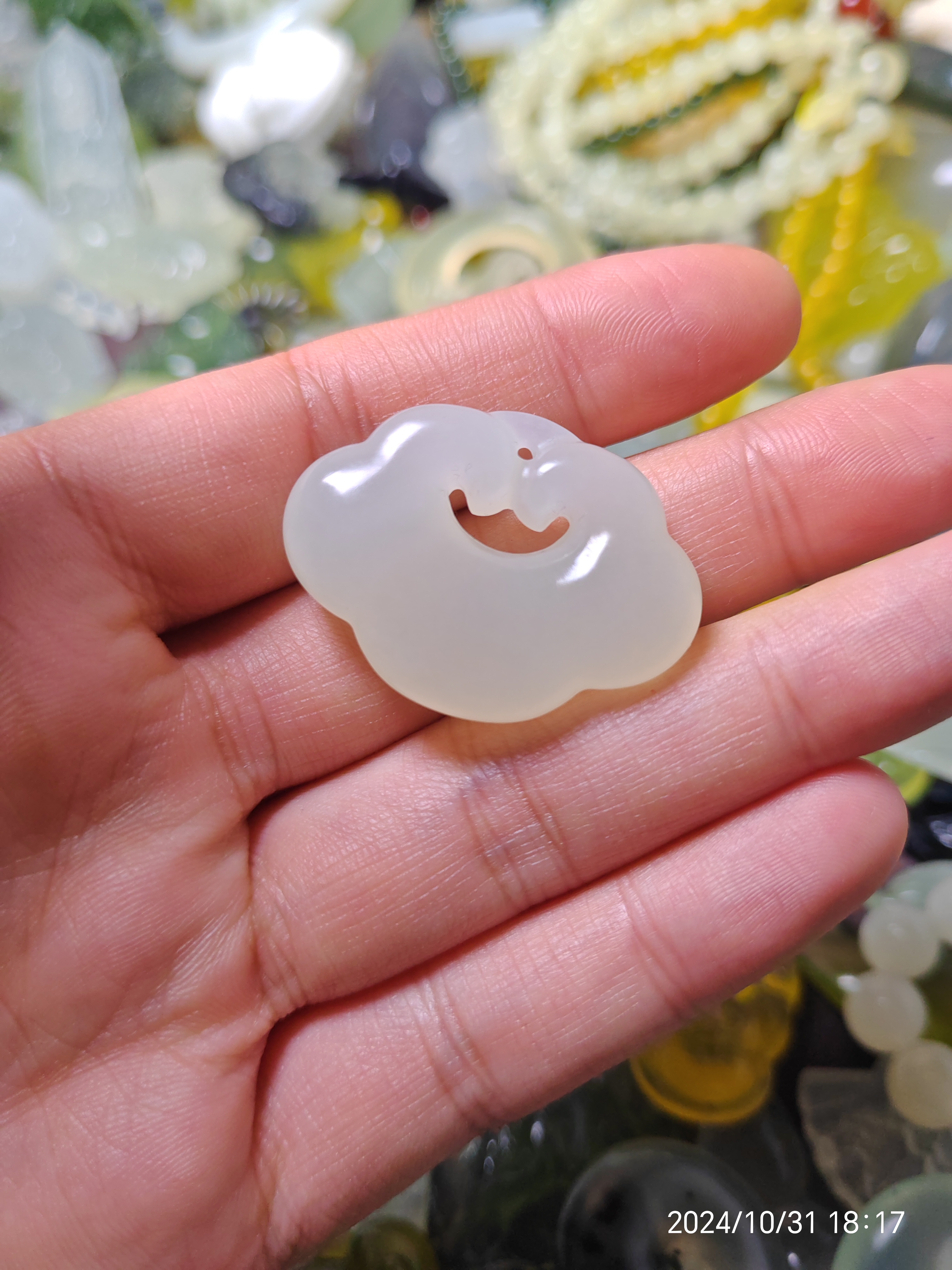 天然岫玉颈饰原矿原料