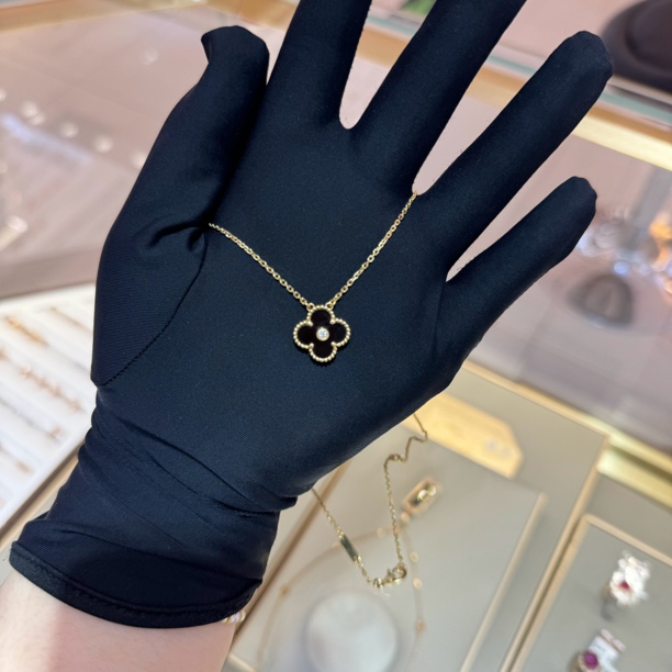 【鸿福珠宝】18k金一钻黑色草草项链