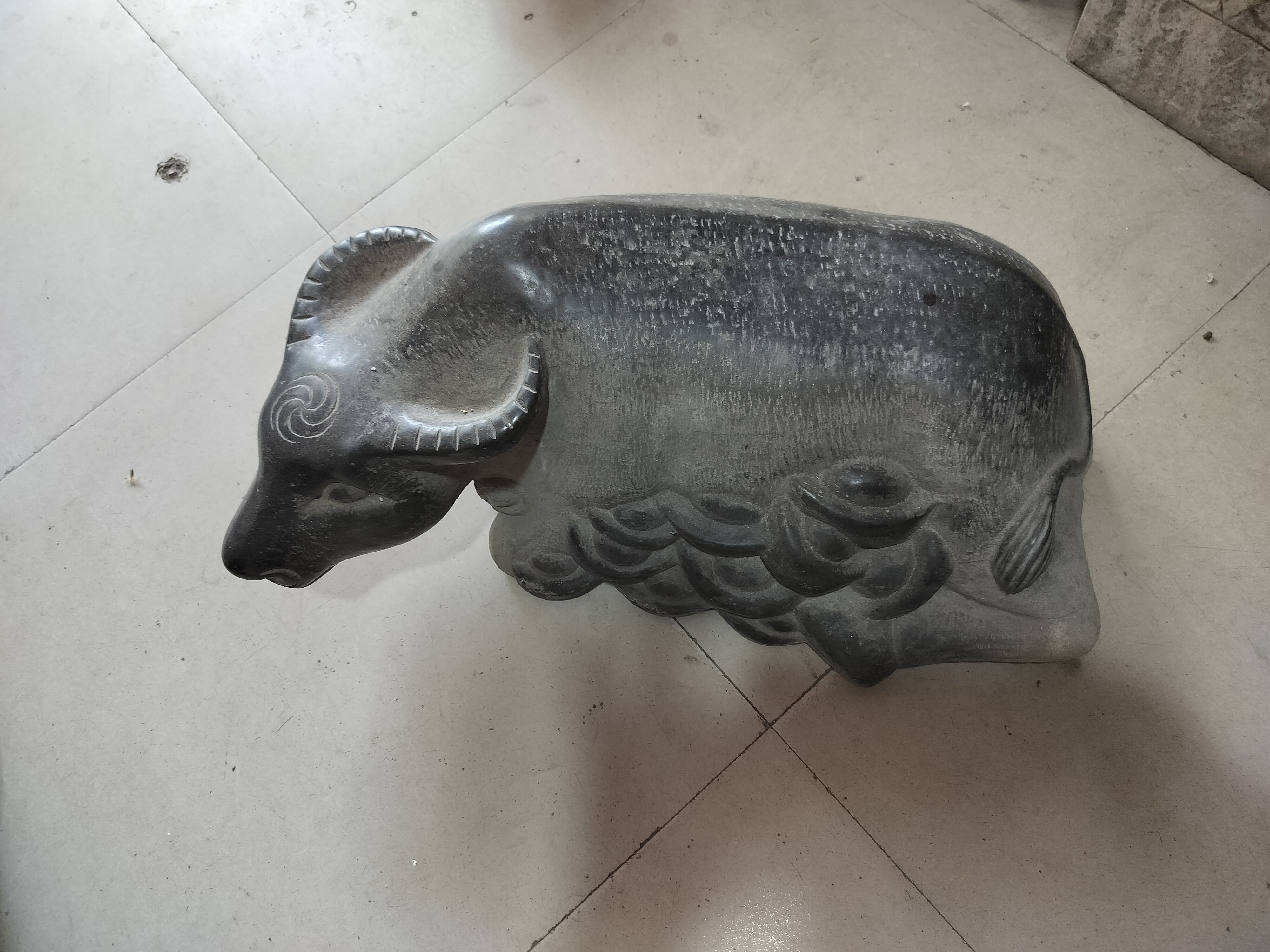 青石卧牛，家有卧牛吃喝不愁，牛卧福地