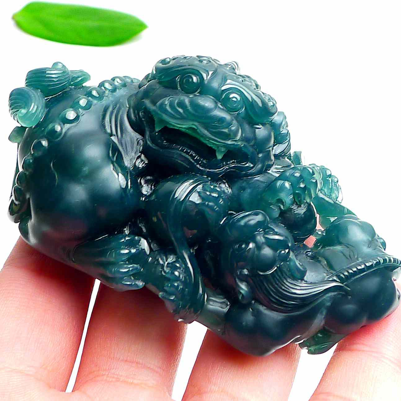 天然A货翡翠老坑冰透纯手工精雕狮子手把件小摆件尺寸83-52-42mm