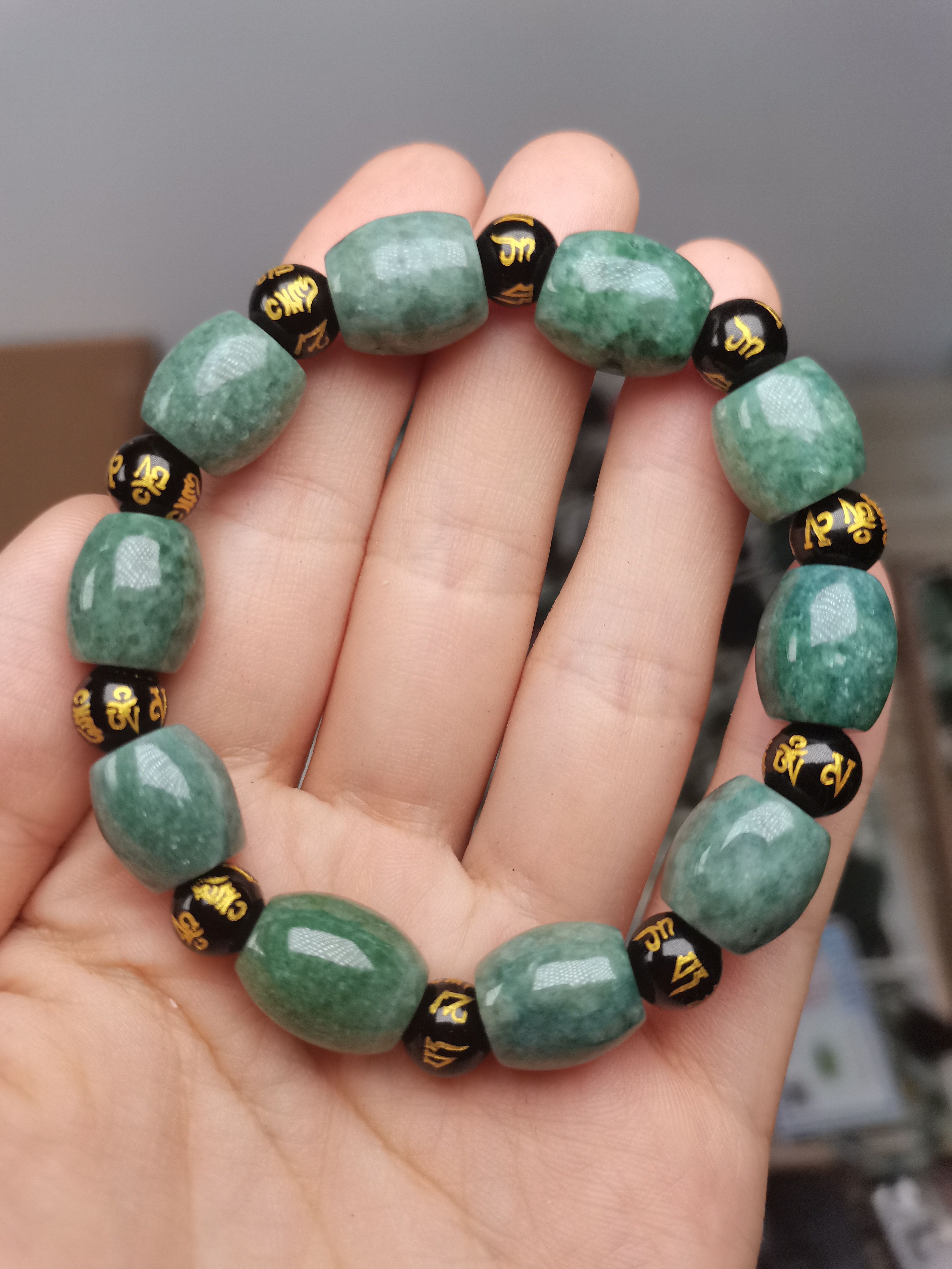 天然翡翠A货   手串  黑色珠为佩珠  卡12mm
