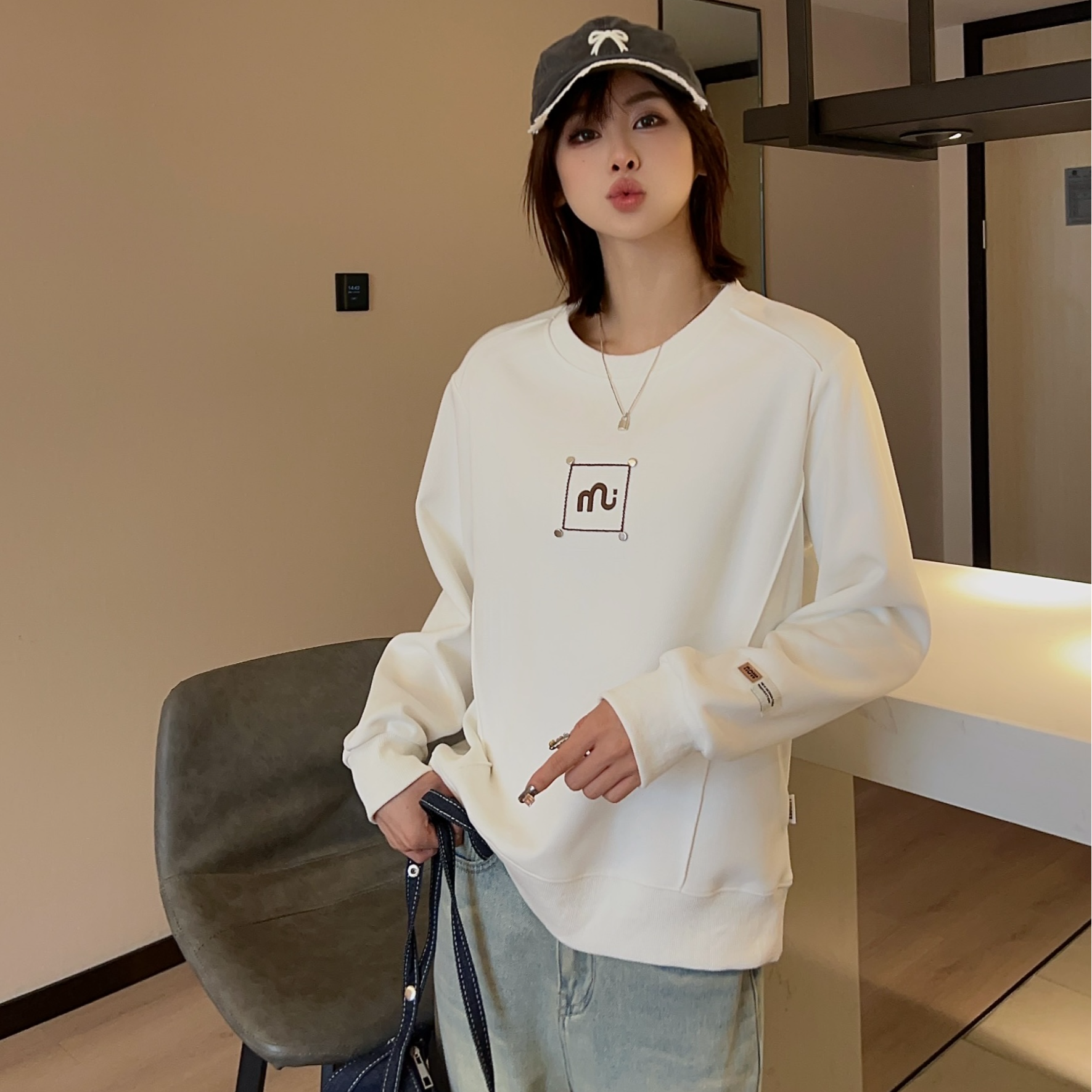 Y242春季新款韩版时尚m字母休闲宽松女士圆领卫衣24-125