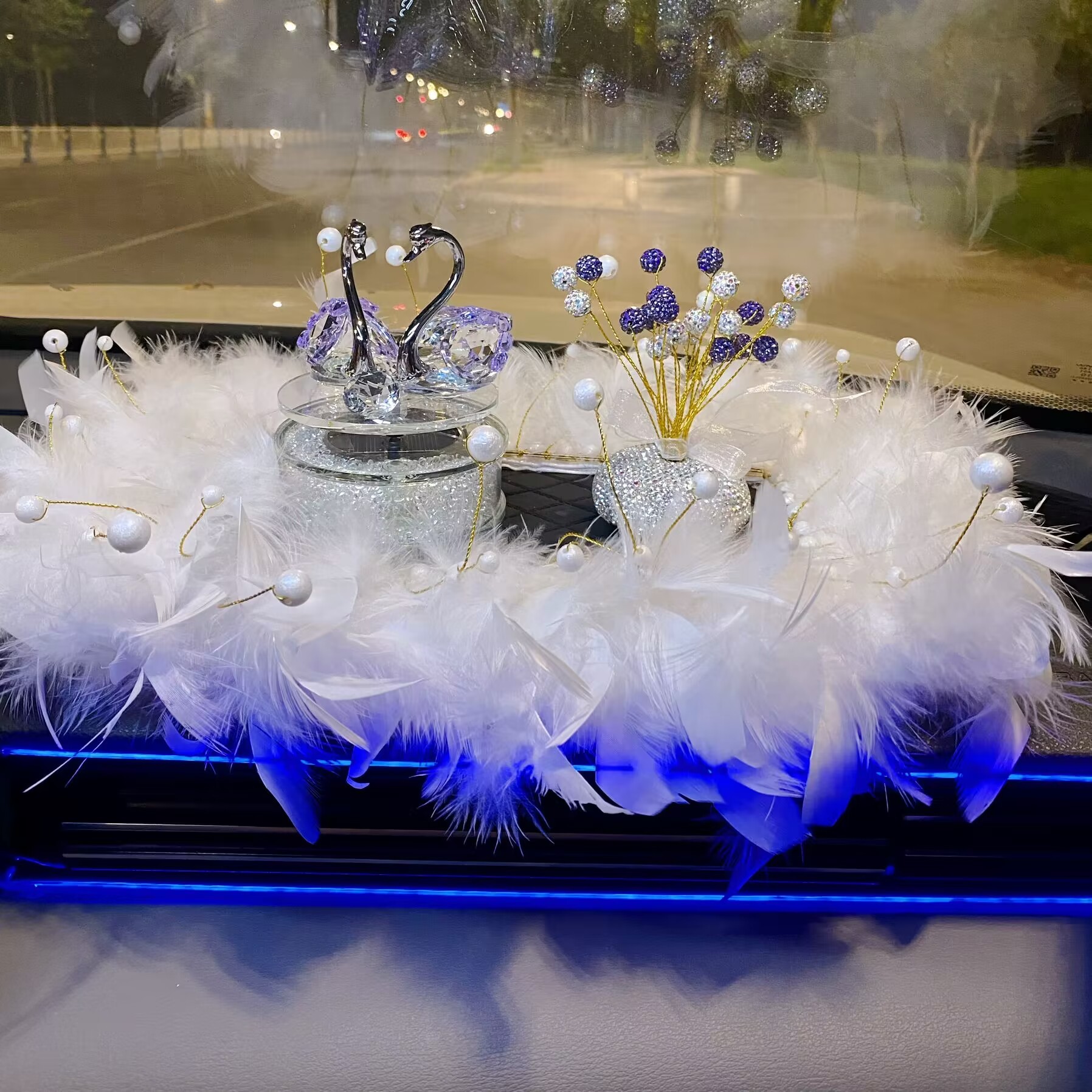 网红太阳能旋转天鹅汽车摆件女神款可爱车饰汽车香薰摆件汽车用品