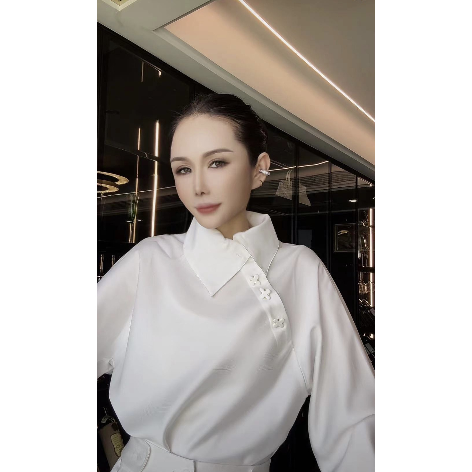 ▲VG· ORIGINAL 2024夏季 设计感斜V领兰花扣衬衫