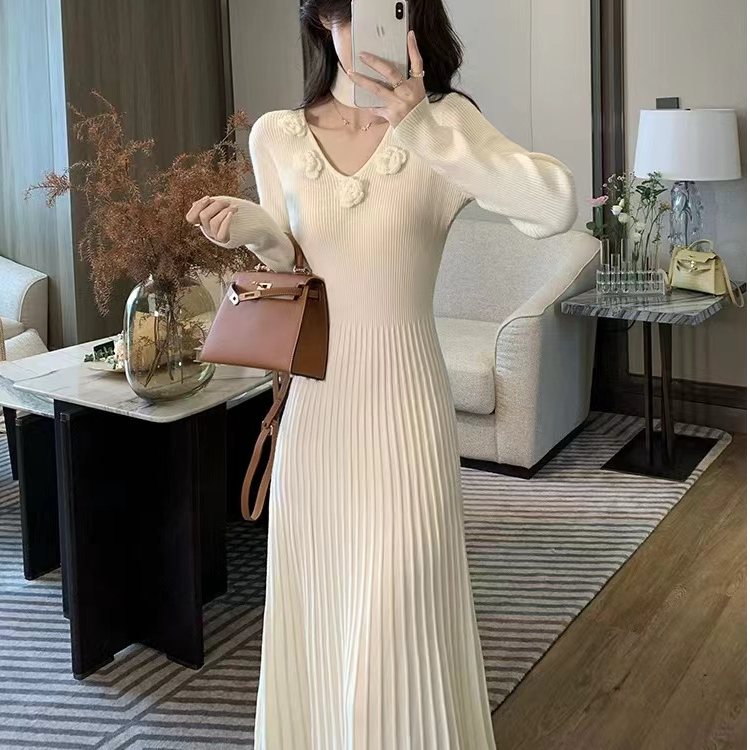 法式设计感花朵围脖针织连衣裙女秋冬气质V领收腰显瘦A字打底长裙