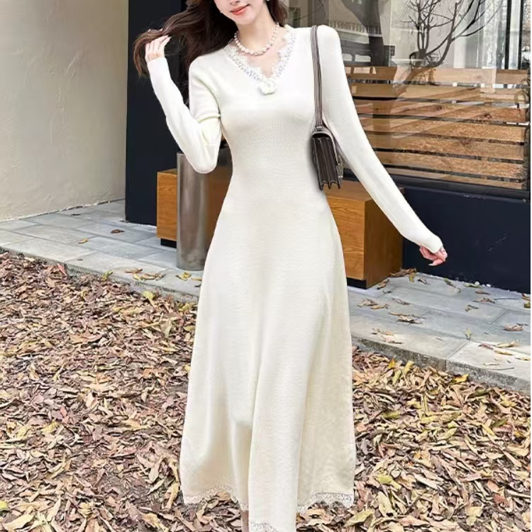 法式气质V领拼接蕾丝裙摆针织连衣裙女冬季新款收腰修身打底长裙