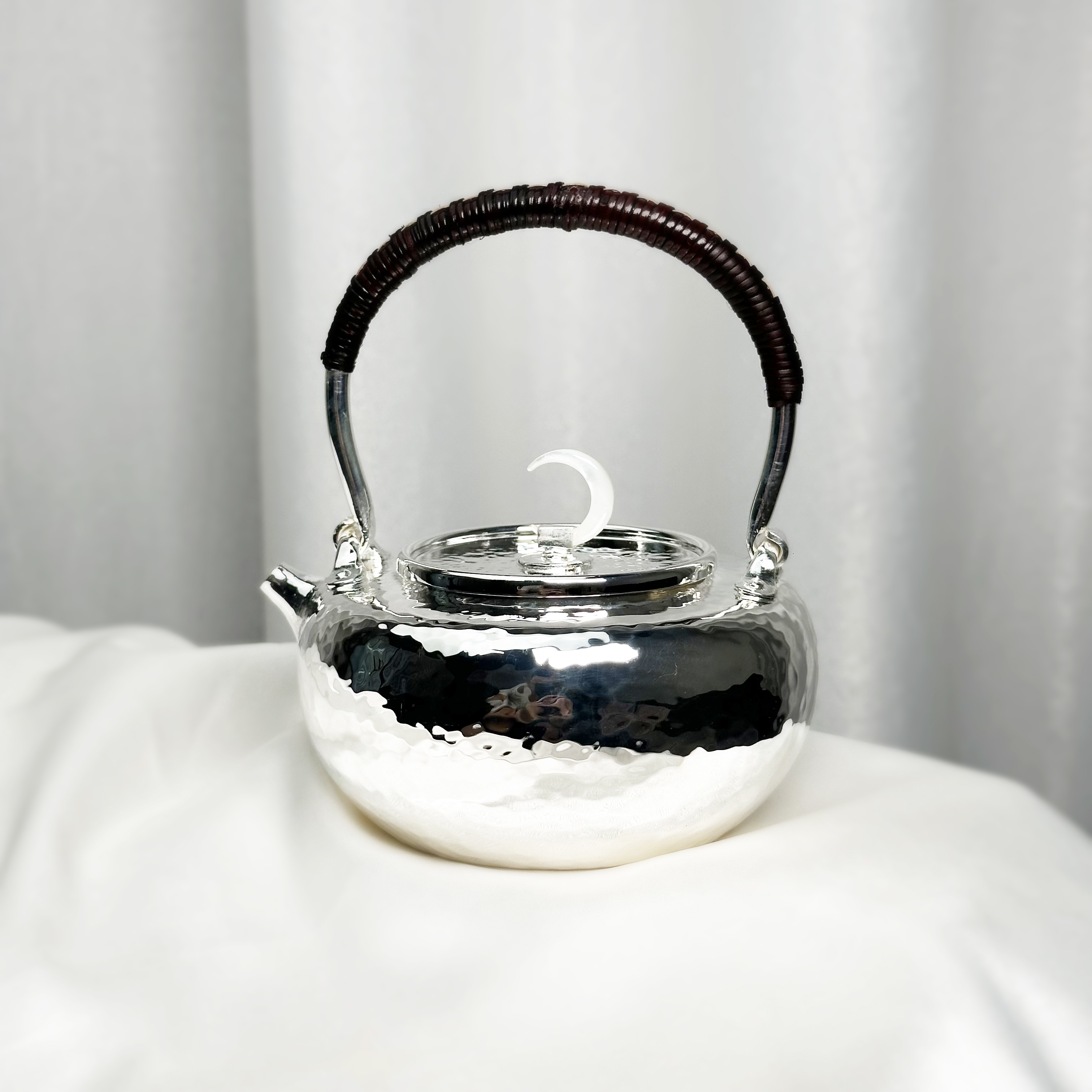 清货-小月亮光面提梁银壶999