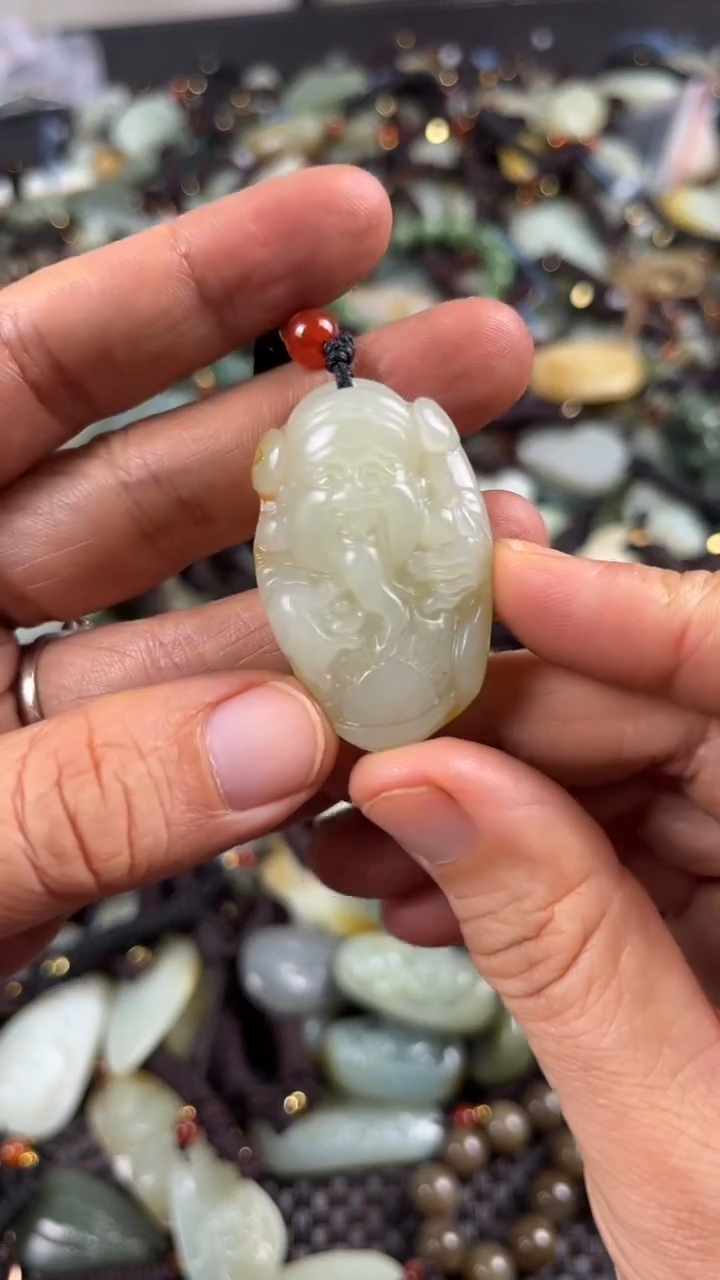 【闪购商品】和田玉颈饰未镶嵌多样性发货没有证书，拍一发一.有瑕