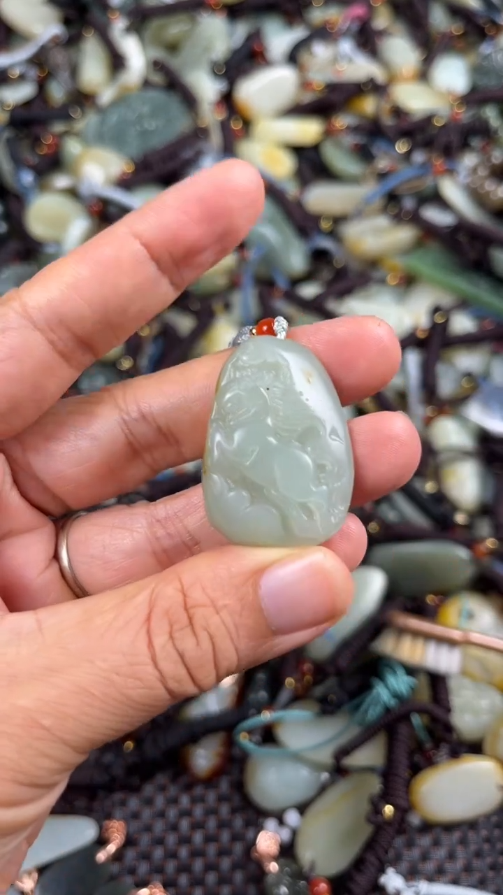 【闪购商品】和田玉颈饰未镶嵌多样性发货没有证书，拍一发一.有瑕