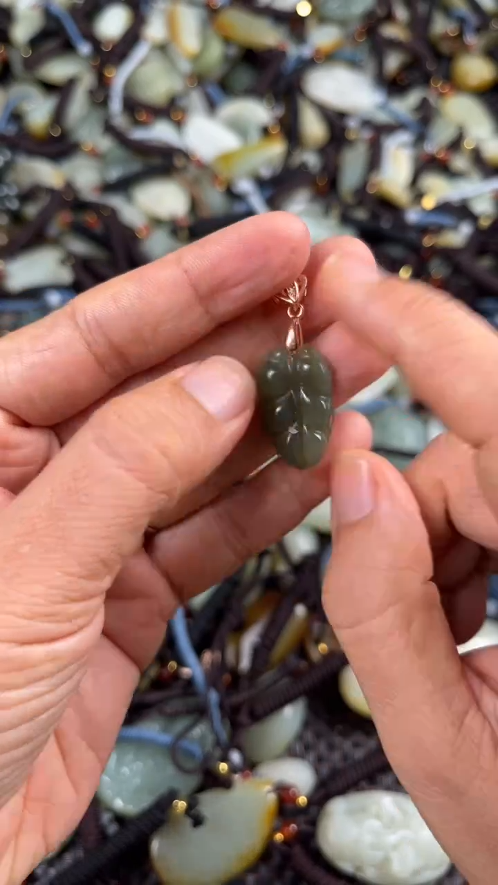 【闪购商品】和田玉颈饰未镶嵌多样性发货没有证书，拍一发一.有瑕