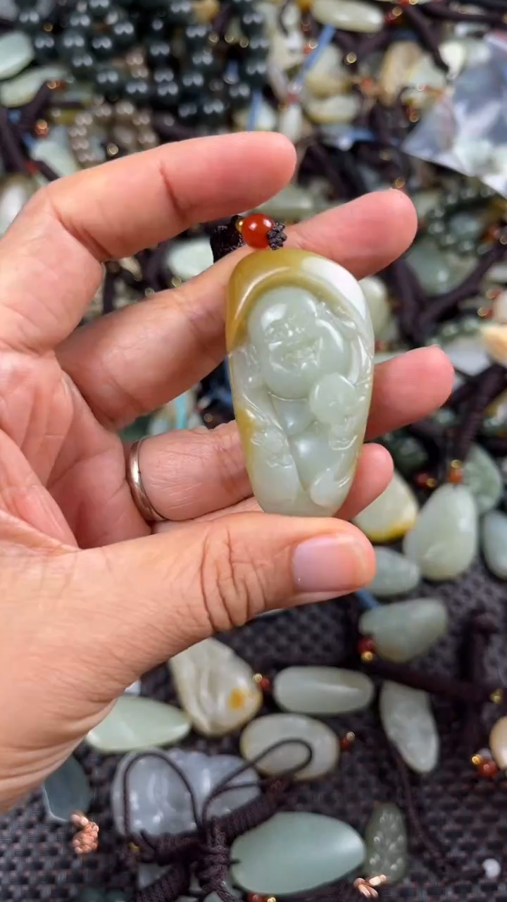 【闪购商品】和田玉颈饰未镶嵌多样性发货没有证书，拍一发一.有瑕