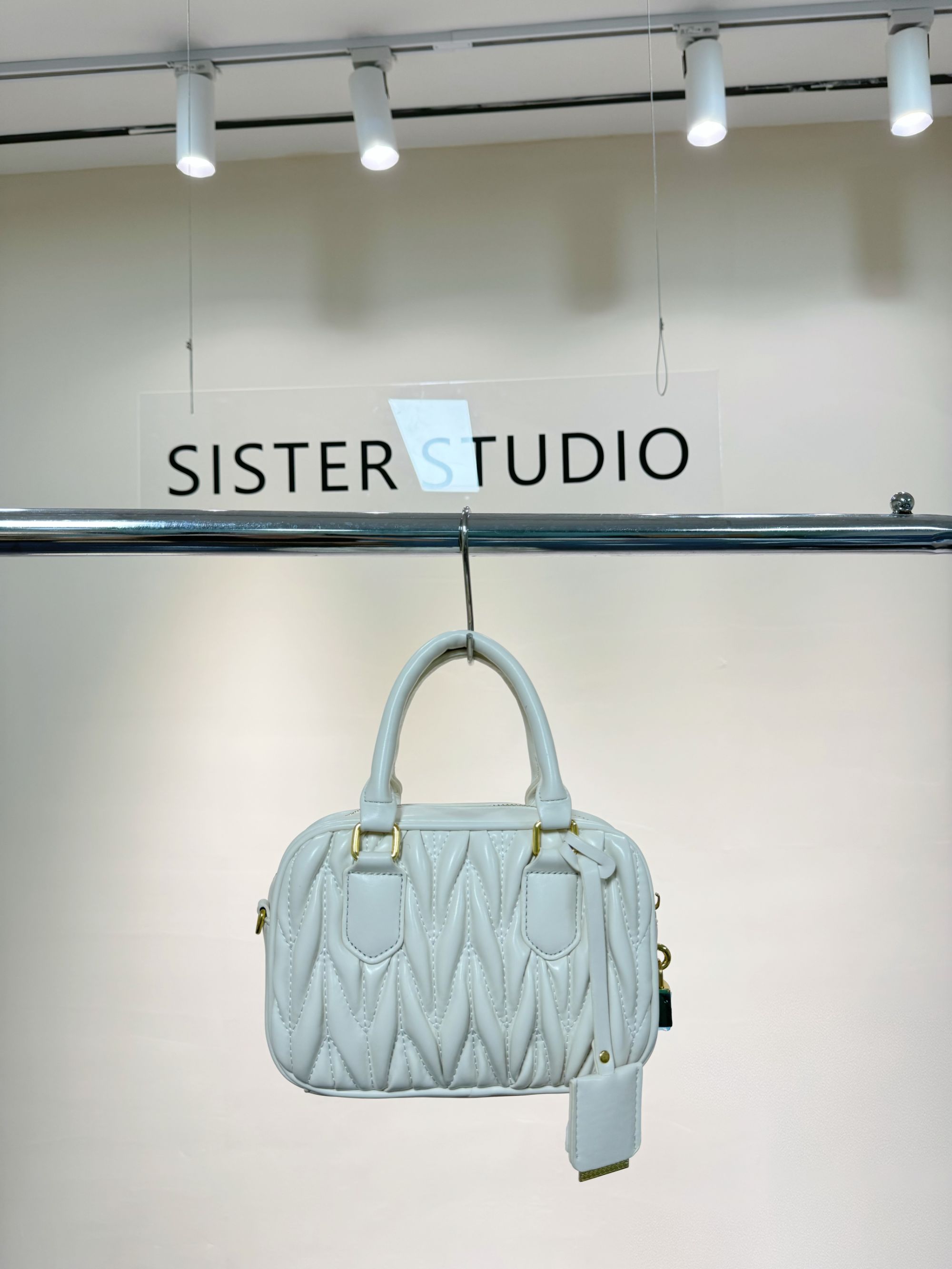 MIAO【褶皱保龄球】网红款简约款小众款手提斜挎包（无公仔挂件）