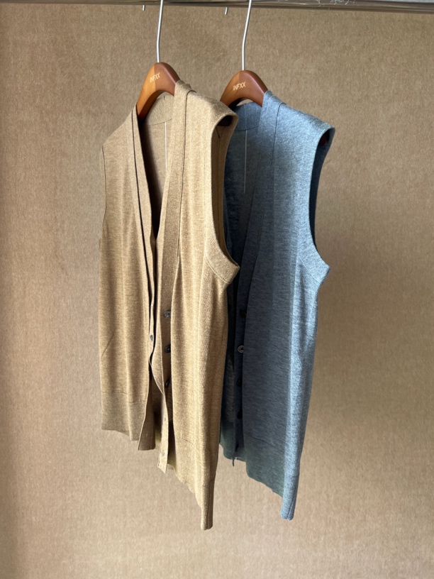 法式设计感排扣背心衫