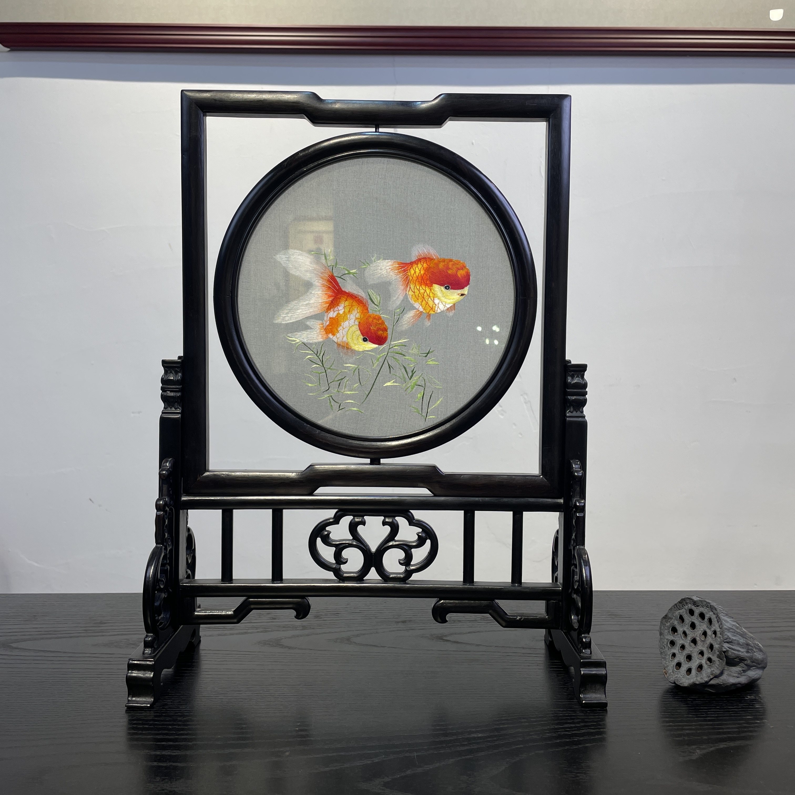 苏绣金鱼鸿运当头纯手工刺绣双面绣摆件新中式家居摆台苏绣双面绣