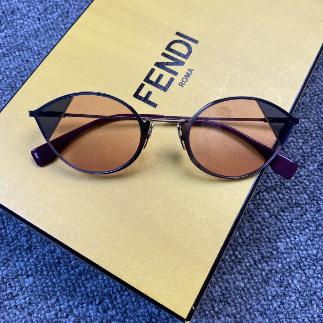 全新未使用 FENDI/芬迪 女士紫色拼色猫眼小镜片太阳眼镜112609